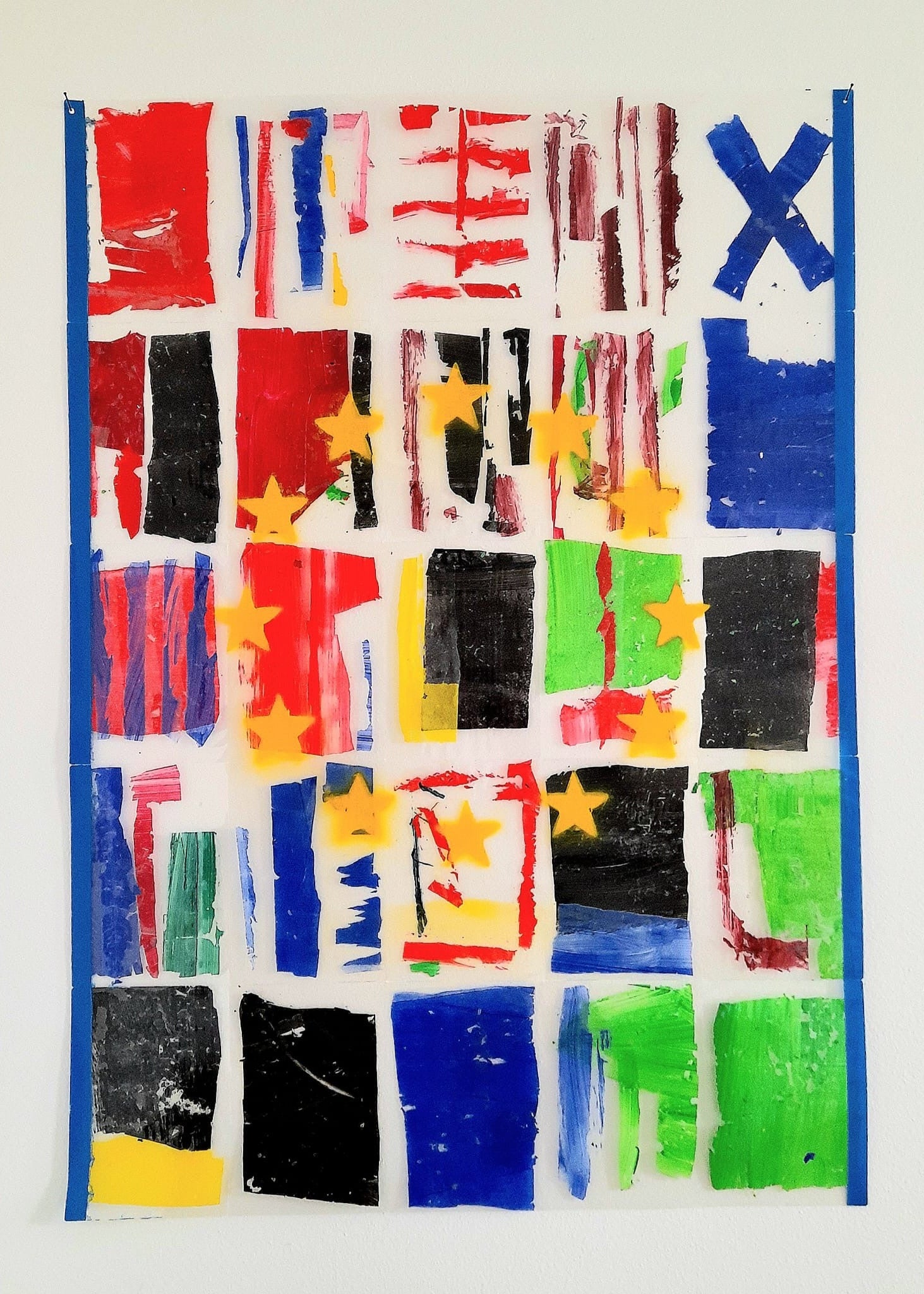 25 blau, gelb, rot, blaue, Laminagen zu einem großen, halb transparenten DNAfruit-Wandgemälde zusammengefügt. In der Mitte die gelben europäischen Sterne.