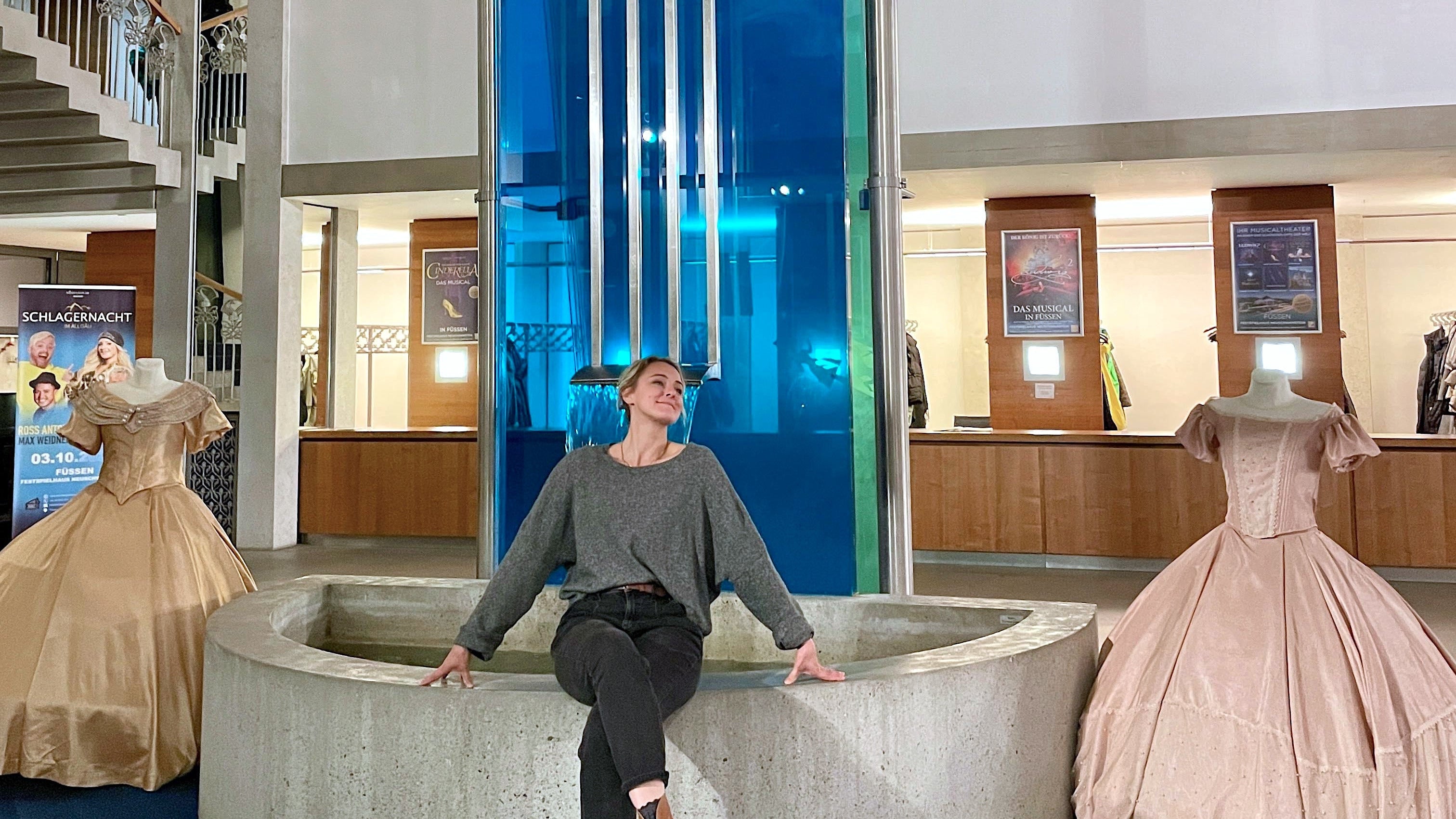 Schauspielerin Anne-Catrin Wahls vor dem Glasbrunnen im Foyer des Festspielhauses Füssen