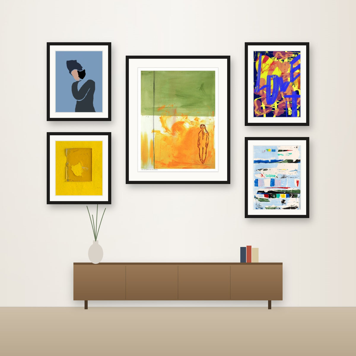 Galeriewand mit fünf gerahmten Kunstdrucken von ZB-JEWSKI und LORRIS.NFT über einem Sideboard
